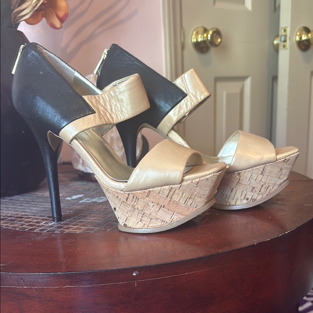Jessica Simpson Black and Gold Platform Sandals